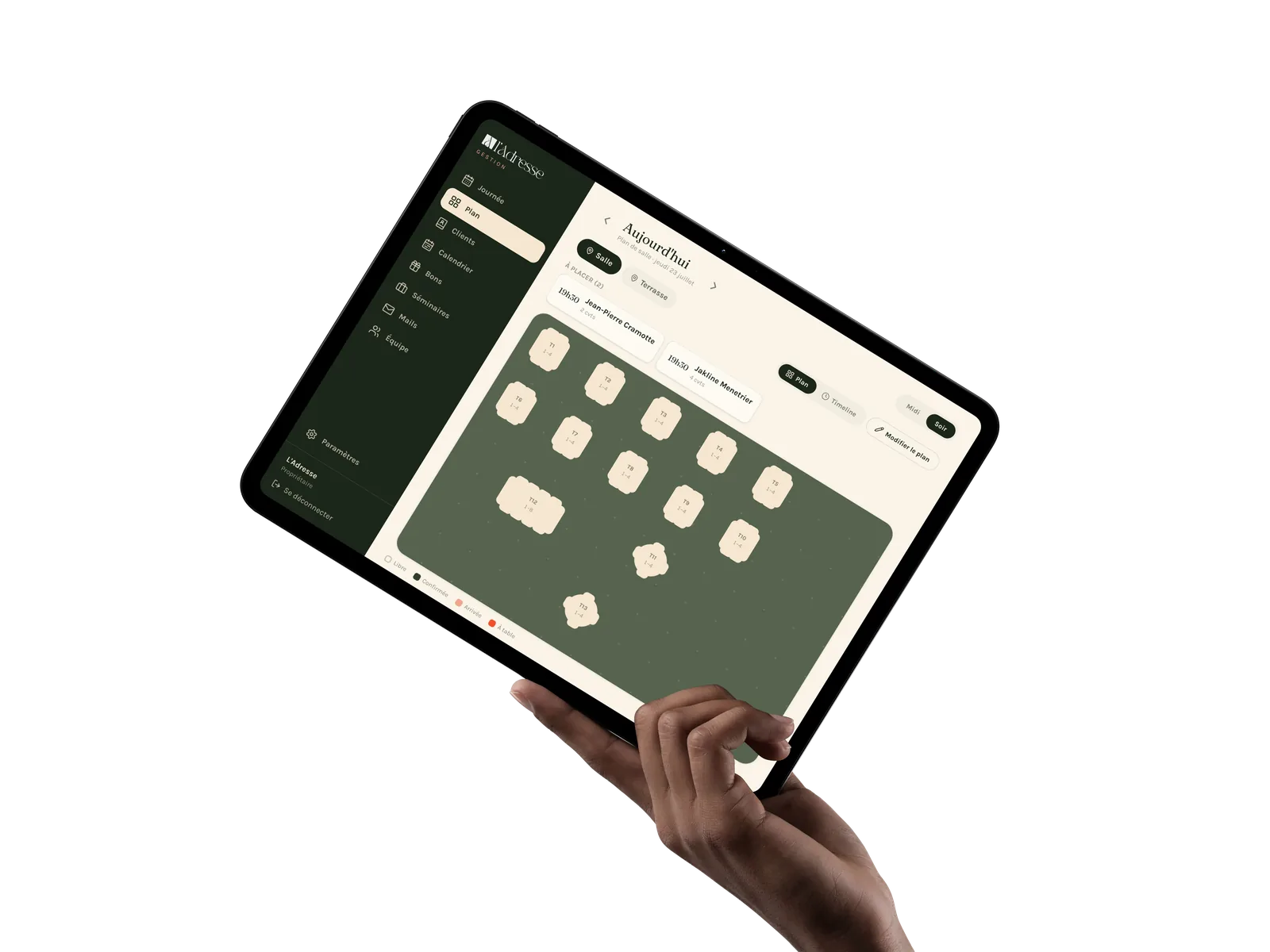 Le plan de salle temps réel de L’Adresse sur iPad, tenu en main